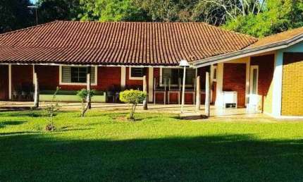 Alugo Chacara para clinica,6 dormitorios ,4 suites ,ar condicionado ,3 piscinas,salão  de festa area de lazer  muito grande
