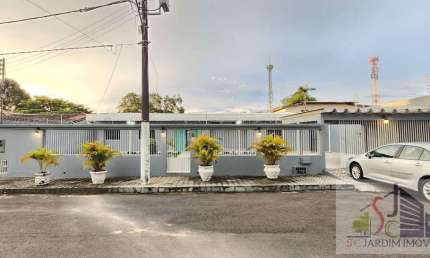 Casa térrea em Conjunto Residencial no Adrianópolis com portaria 24h.