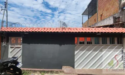 Vendo Casa de 03 quartos no bairro Colônia Santo Antônio.