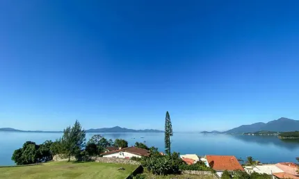 CASA COM 3 QUARTOS SENDO 1 SUITE NA PONTA DE BAIXO EM SÃO JOSÉ/SC