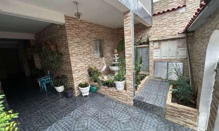 Casa 2 Quartos 2 Sacadas , sendo 4 casas para  renda  - Vila Jaguara