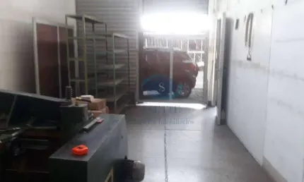 Prédio comercial com 2 pisos em rua movimentada e fácil acesso ao metro linha verde,com 750m² de área construída,aceita proposta,vale a pena conhecer.