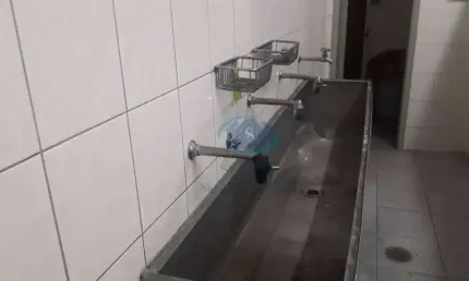 Prédio comercial em excelente localização ,com 5 salas grandes,5 banheiros, vestiário,cozinha,e um galpão no 2 piso,aceita proposta.