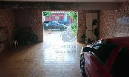 2 casas assobradadas sendo que cada uma possui 2 dormitórios,sala cozinha,banheiro e área de serviço com 4 vagas de garagem,aceita proposta.