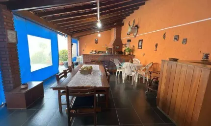 Casa térrea em ótima localização,com 3 dormitórios,1 suíte,4 vagas,churrasqueira,salão de festas,quintal,aceita permuta por até 50% do valor do imóvel