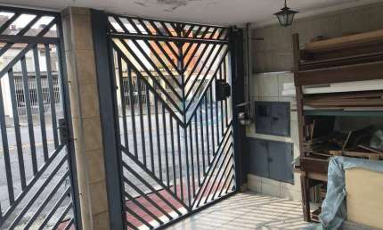 Casa Térrea com 2 dormitórios,2 vagas,entrada lateral,quinta,edícula nos fundos,ótima localização,aceita proposta,