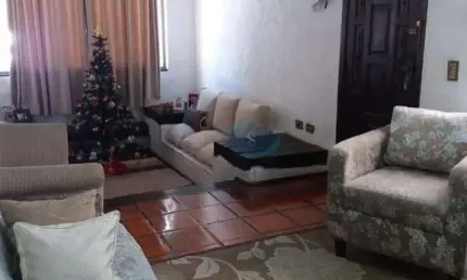 Sobrado com 3 dormitórios,1 suíte,sal 2 ambientes,Edícuka nos fundos,3 vagas de garagem,aceita proposta.