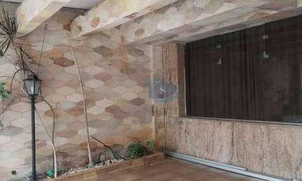 Sobrado em Ótima localização com 3 dormitórios,sala de estar e jantar com piso de madeira,excelente acabamento,2 vagas cobertas,aceita permuta.