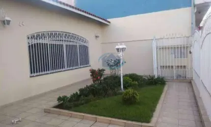 Casa Térrea em excelente localização,impecável com 3 dormitórios,1 suíte,5 vagas,quintal,aceita proposta.