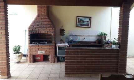 Casa Térrea com 3 dormitórios,sala 2 ambientes,cozinha planejada,2 banheiros,quintal grande com churrasqueira,4 vagas,aceita permuta por apto.