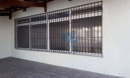 Sobrado com 3 dormitórios,1 suíte,sala grande com 2 ambientes e piso de madeira,cozinha e copa,6 vagas de garagem,quarto de empregada,aceita proposta.