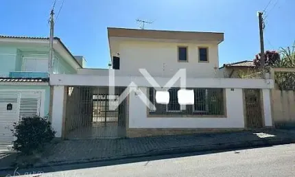 Sobrado com 3 quartos, 1 suíte com hidromassagem, rico em planejado e com edídula em Parque Contine