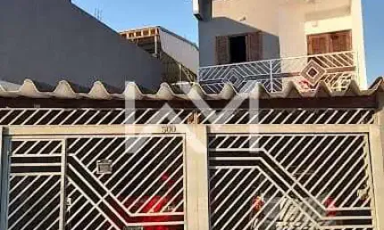 'Encantador sobrado à venda! Com 175m², este imóvel oferece 3 dormitórios e 2 vagas de garagem na c