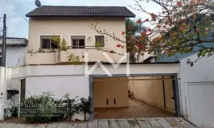 Sobrado em Picanço, Guarulhos - 300m², 6 Dormitórios, 3 Suítes, 6 Banheiros e Vaga de Garagem, conf