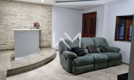 Encantadora casa térrea com 3 dormitórios (2 suítes) e com 132 m² da área construída em Vila Flórid