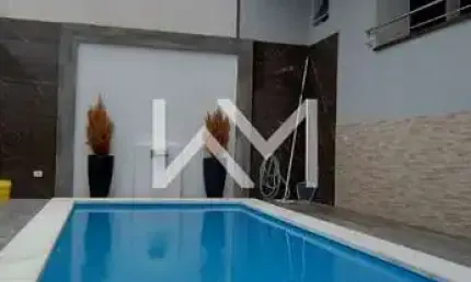 Sobrado à venda, com 3 dormitórios, 1 suite, sala, piscina, churrasqueira, 4 vagas de garagem -Jard