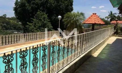 Excelente chácara à venda com piscina, campo de futebol, churrasqueira, garagem coberta para 4 carr