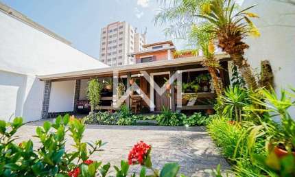 Sobrado à venda com 530m² de terreno com 3 suítes, área gourmet com piscina e churrasqueira e um li