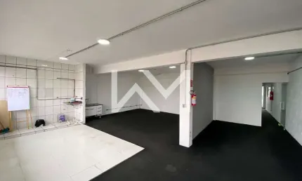 Salão comercial para locação com 250m², segundo andar, com 2 banheiros, espaço para refeitório e 3