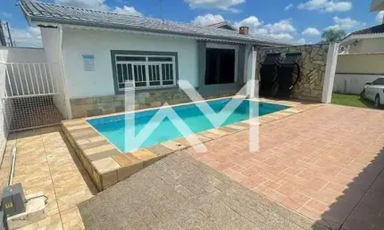 Com 700 metros de terreno, e 300 metros construída. Esta exuberante casa está á Venda, Bela Vista,