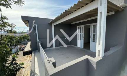 Linda Casa Assobradada com 2 Dormitórios - 125m², 1 Vaga - Jardim Leda