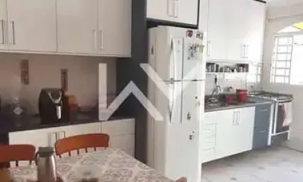 Excelente Sobrado à venda com 3 dormitórios, 2 banheiros, 2 vagas de garagem, 163m², Jardim Aida, G