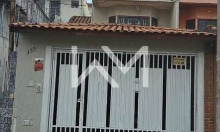 Excelente sobrado à venda com 3 dormitórios, 1 banheiro, 2 vagas de garagem de carro, churrasqueira