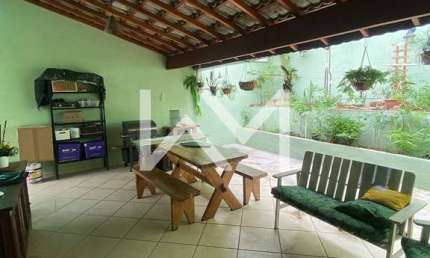 Casa à venda com 2 quartos, 1 suíte com closet e banheira, amplo espaço gourmet com horta, Vila Mil