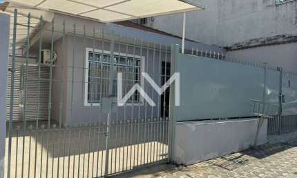 Maravilhosa Casa à venda com 3 dormitórios, sendo 1  suíte, 2 banheiros, 6 vagas de garagem, 225m²,