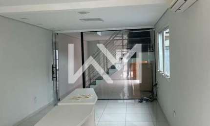 Sobrado para venda e locação com 3 suites, cozinha com planejados, ar condicionado e 3 vagas de gar