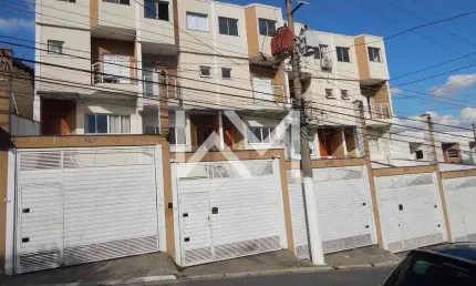 Excelente sobrado à venda com 3 dormitórios, sendo 3 suítes, 4 banheiros, 6 vagas de garagem, 300m²