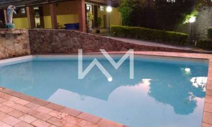 Casa à venda com 4 suítes, piscina, quadra, salão de jogos, sauna e lareira, toda  mobiliada , Jund