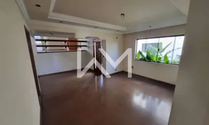 Residência Ampla e Moderna com Duas Salas, Quatro Quartos, Área Gourmet, Garagem para Quatro Carros