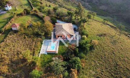 Encantadora chácara com casa totalmente térrea ,3 suítes  à venda, no bairro, itapeti, guararema, s