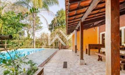 Chácara à venda com 1.300m² de área, com piscina, churrasqueira, lareira e documentação para financ