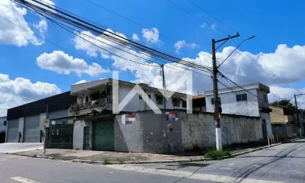 Casa à venda para fins residenciais ou comerciais, 3 dormitórios, 4 banheiros, 8 vagas de garagem,