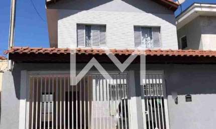 Sobrado à Venda na Vila Galvão, 3 quartos sendo uma suíte, 3 vagas, portão eletrônico, área Gourmet