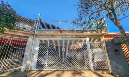 Sobrado no Conjunto Residencial Vista Verde com 3 dormitórios sendo 1 suíte e edícula