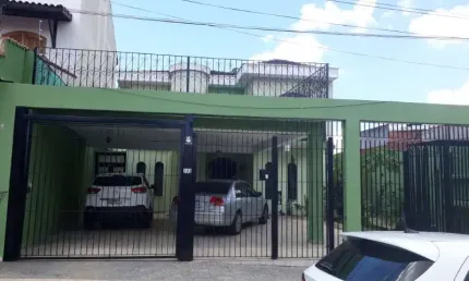 Casa com churrasqueira, corredor lateral, 03 dorms 1 suíte 05 vgs na patriarca