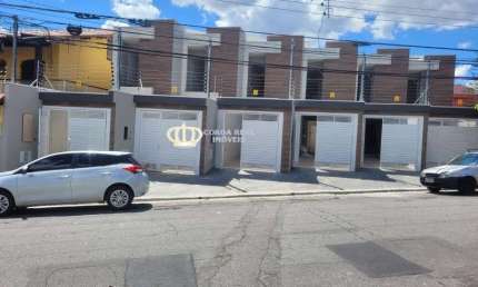 SOBRADO NOVO COM SACADA COM 3 QUARTOS , SENDO 01 SUÍTE, 02 VAGAS DE GARAGEM NA VL RÉ