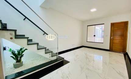 SOBRADOS COM 3 SUITES, 2 VAGAS E AREA GOURMET NO JD POPULAR!