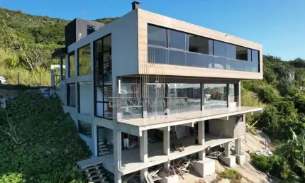 Mansão paradisíaca a venda com vista para o oceano em Arraial do Cabo