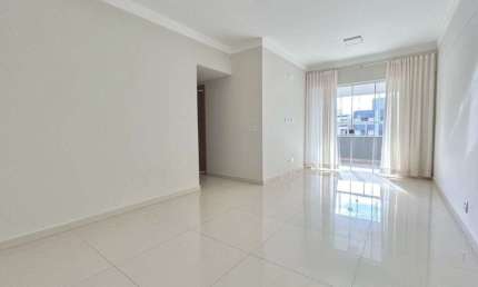 Apartamento com três quartos, sendo uma suíte com sacada e armários planejados.