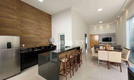 Casa alto padrão no bairro Alto Umuarama com três suítes e varanda gourmet completa.