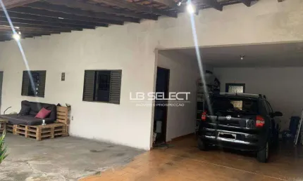 Casa no bairro Santa Mônica com três quartos e uma suíte.