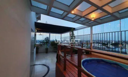 Cobertura no bairro Santa Mônica com quatro quartos e área gourmet.