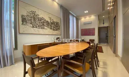 Casa térrea com três suítes, escritório com lavabo e área gourmet completa.