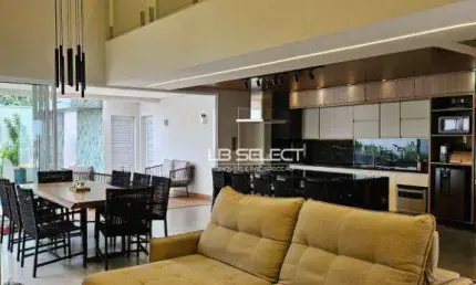 Casa alto padrão do Condomínio Raros com quatro suítes e varanda gourmet completa.