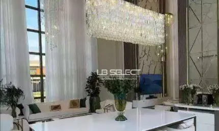 Casa luxuosa no Condomínio Versailles com quatro suítes e área gourmet completa.