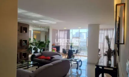 Apartamento no bairro Centro com quatro quartos, duas suítes e duas vagas de garagem.